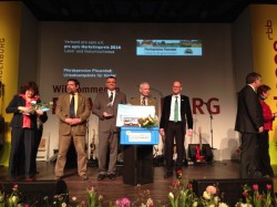 Ausgezeichnet: Der uckermärkische Landrat Schulze (2.v.l.), UVG-Geschäftsführer Boehme und Q-Regio-Geschäftsführer Pieter Wolters (beide Mitte) sowie Verkehrsplaner Constantin Pitzen (rechts, kombiBUS Gruppe) nehmen den den pro agro Marketingpreis 2014 entgegen. (Foto: Interlink/ Fahrplangesellschaft)