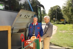 Im Bus nach Berlin: Der kombiBUS sammelt und bündelt die regionalen Leckereien, damit sie anschließend von GECKO in die Hauptstadt verfrachtet werden können. (Foto: UVG)